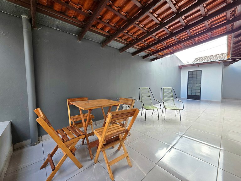Casa ao lado da Av Das Cataratas com quintal