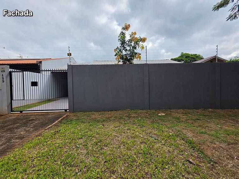 Casa ao lado da Av Das Cataratas com quintal