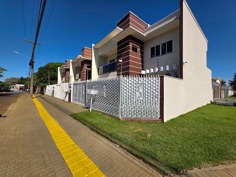 Sobrado ao lado Paraguai garagem e churrasqueira