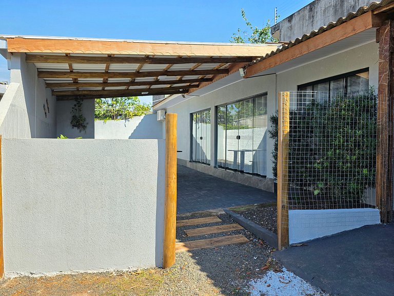Casa 2 Quartos com varanda 10 min do centro