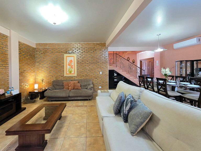 Casa 4 suítes em bairro nobre de Foz