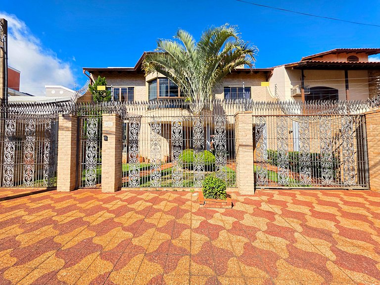 Casa 4 suítes em bairro nobre de Foz