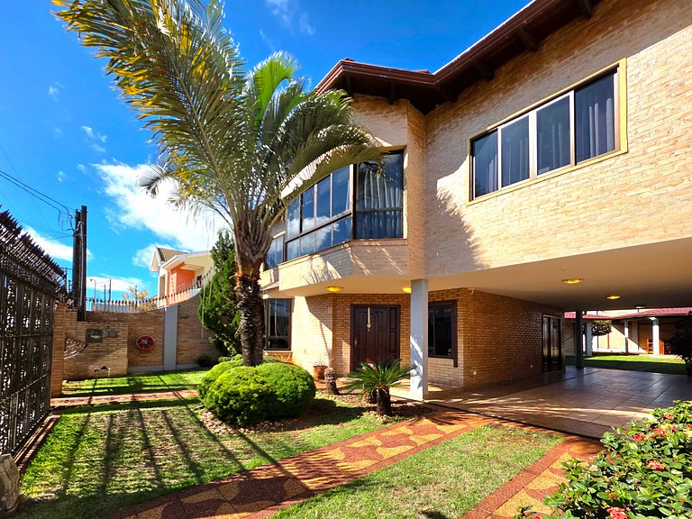 Casa 4 suítes em bairro nobre de Foz