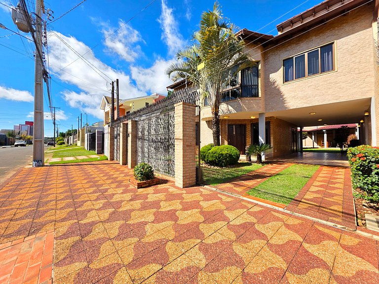Casa 4 suítes em bairro nobre de Foz