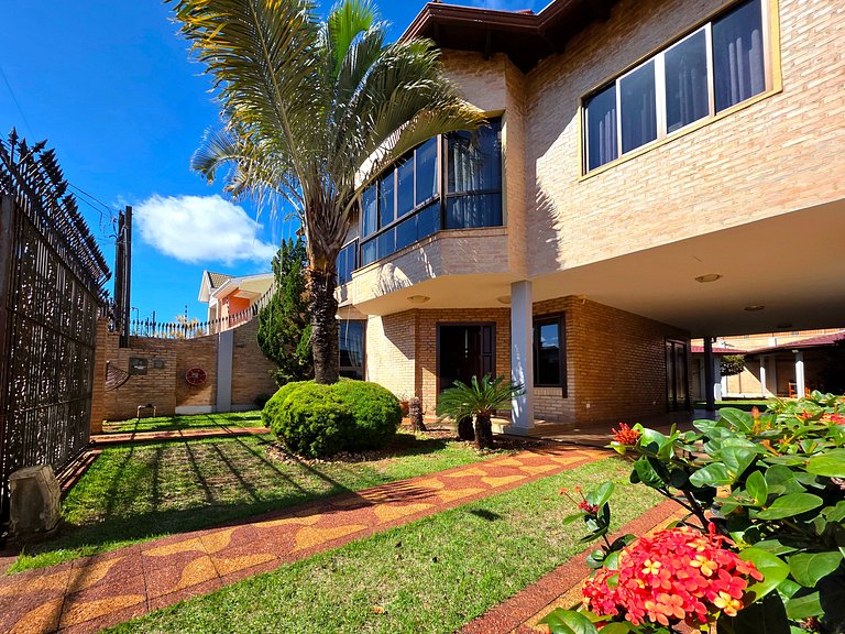 Casa 4 suítes em bairro nobre de Foz