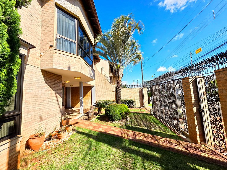 Casa 4 suítes em bairro nobre de Foz