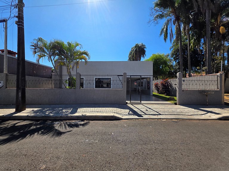 2 suítes e 2 quartos bairro tranquilo prox centro