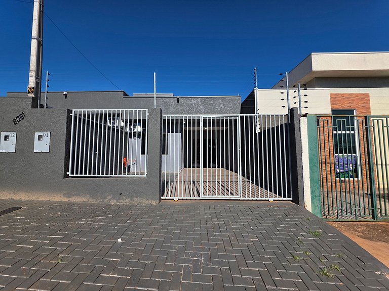 Casa 01 com 2 quartos, churrasqueira 15min centro