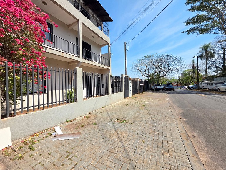 Apt térreo amplo 2 quartos prox do Paraguai