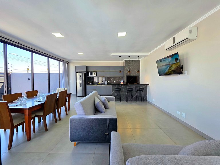 Casa novíssima com piscina ao lado do Centro