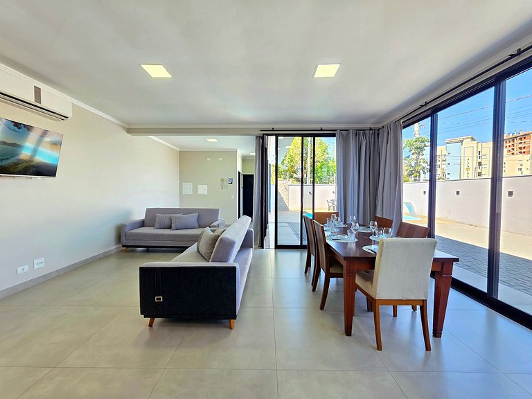 Casa novíssima com piscina ao lado do Centro