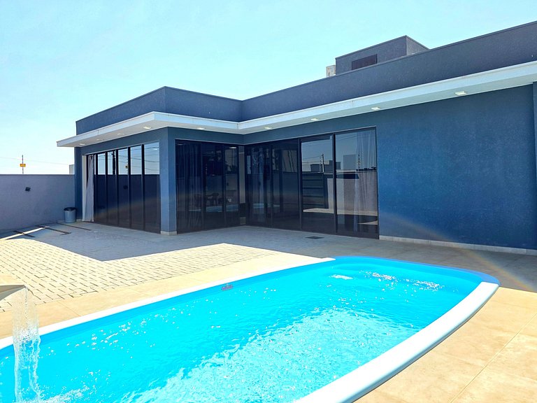 Casa novíssima com piscina ao lado do Centro
