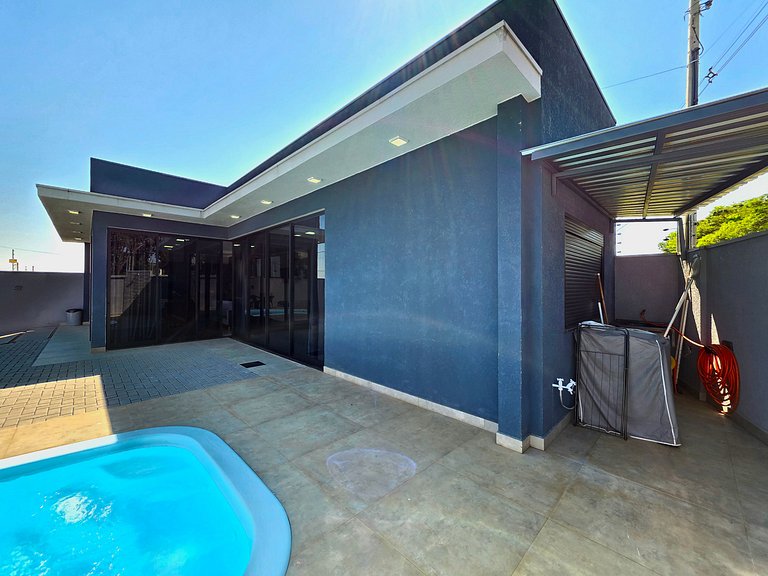 Casa novíssima com piscina ao lado do Centro