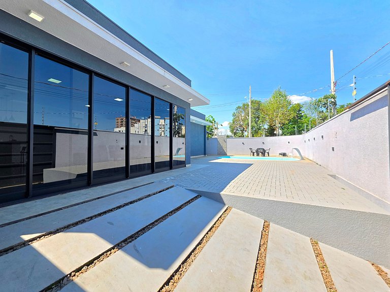 Casa novíssima com piscina ao lado do Centro