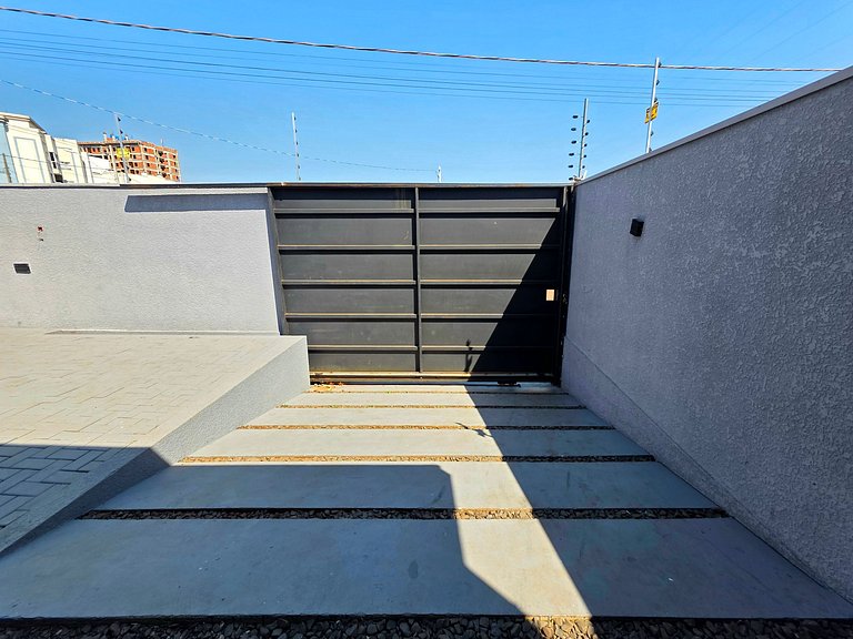 Casa novíssima com piscina ao lado do Centro