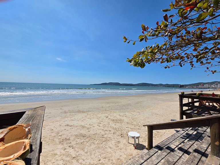 Apt 4 Quartos com Ar Condicionado 130m da Praia