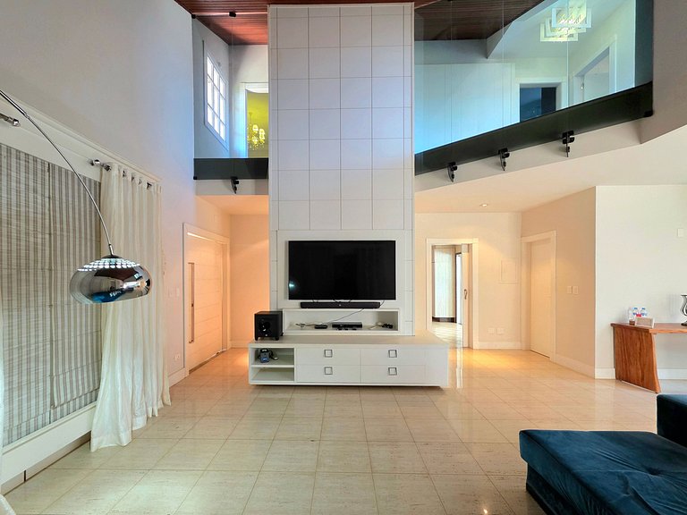 Casa em Área Nobre Piscina com Sauna prox Centro