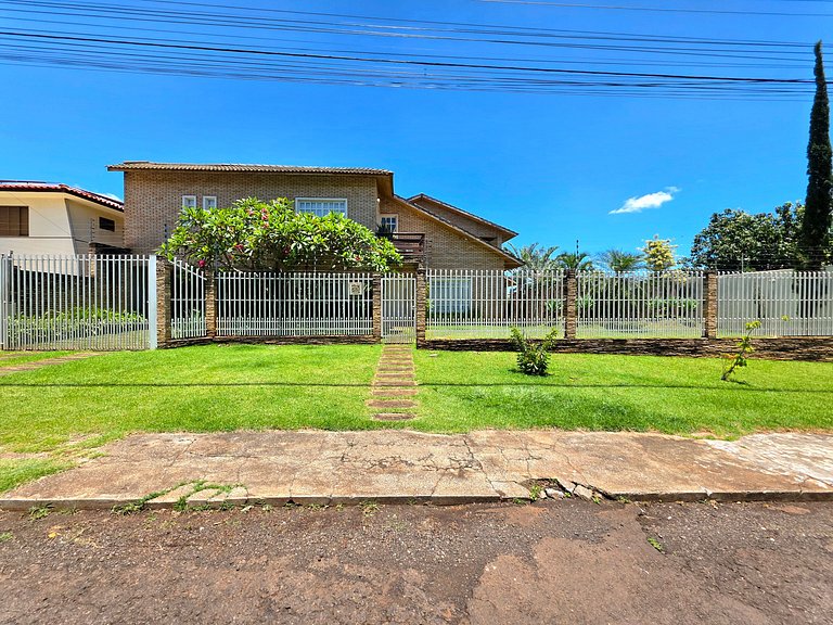 Casa em Área Nobre Piscina com Sauna prox Centro