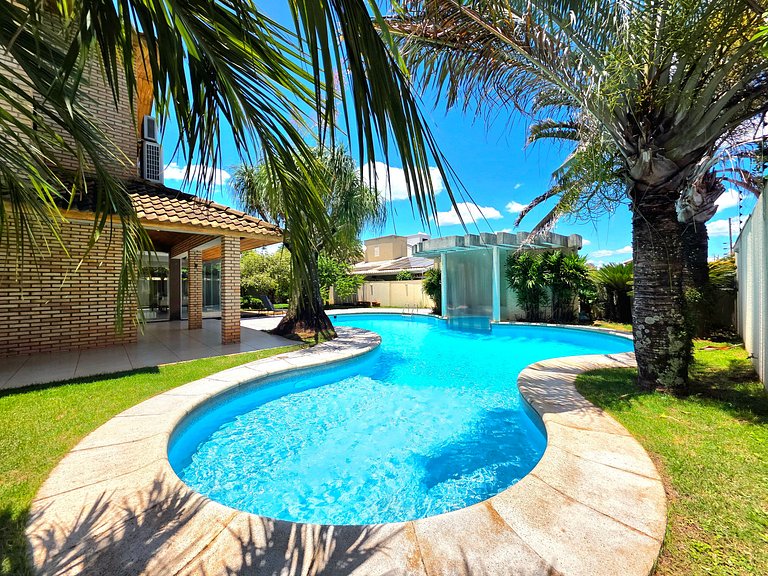 Casa em Área Nobre Piscina com Sauna prox Centro