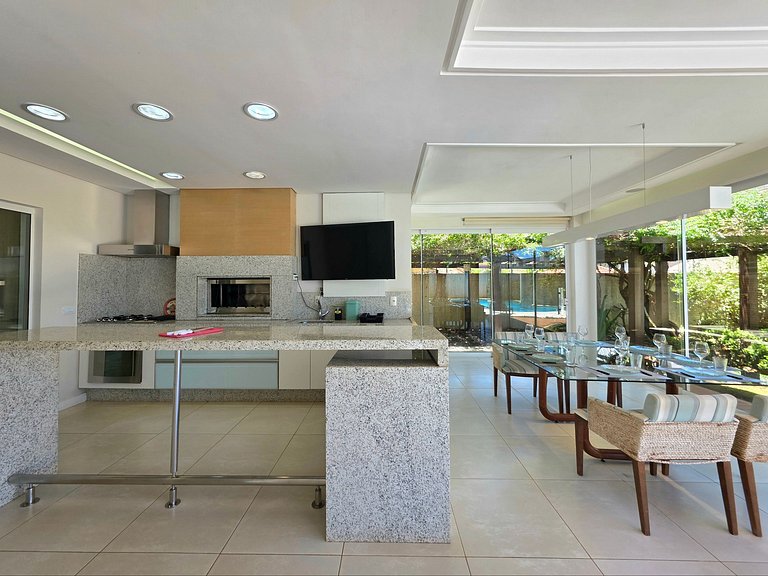 Casa em Área Nobre Piscina com Sauna prox Centro