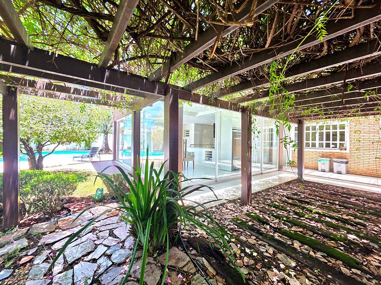 Casa em Área Nobre Piscina com Sauna prox Centro