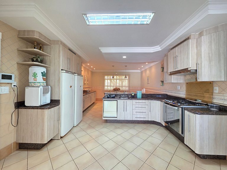 Casa em Área Nobre Piscina com Sauna prox Centro