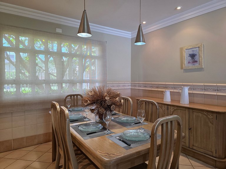 Casa em Área Nobre Piscina com Sauna prox Centro