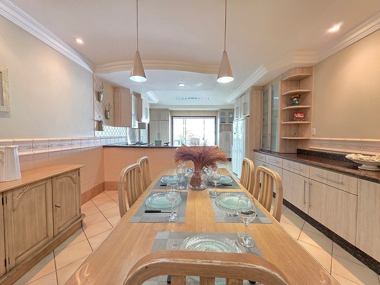 Casa em Área Nobre Piscina com Sauna prox Centro