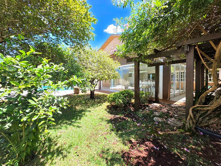 Casa em Área Nobre Piscina com Sauna prox Centro