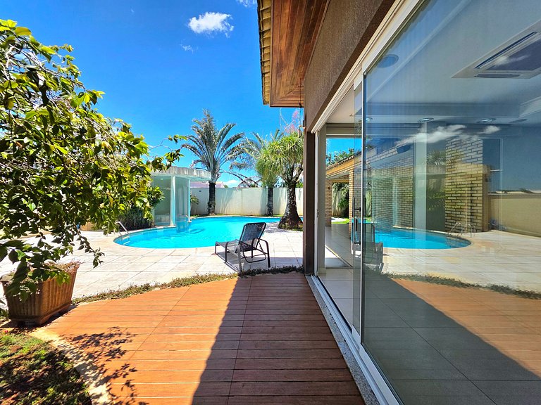 Casa em Área Nobre Piscina com Sauna prox Centro