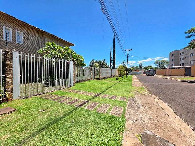 Casa em Área Nobre Piscina com Sauna prox Centro