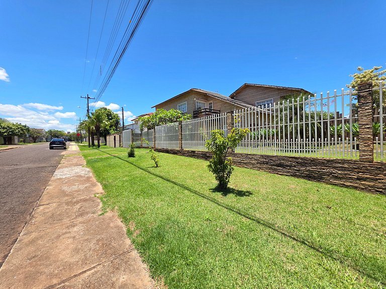 Casa em Área Nobre Piscina com Sauna prox Centro