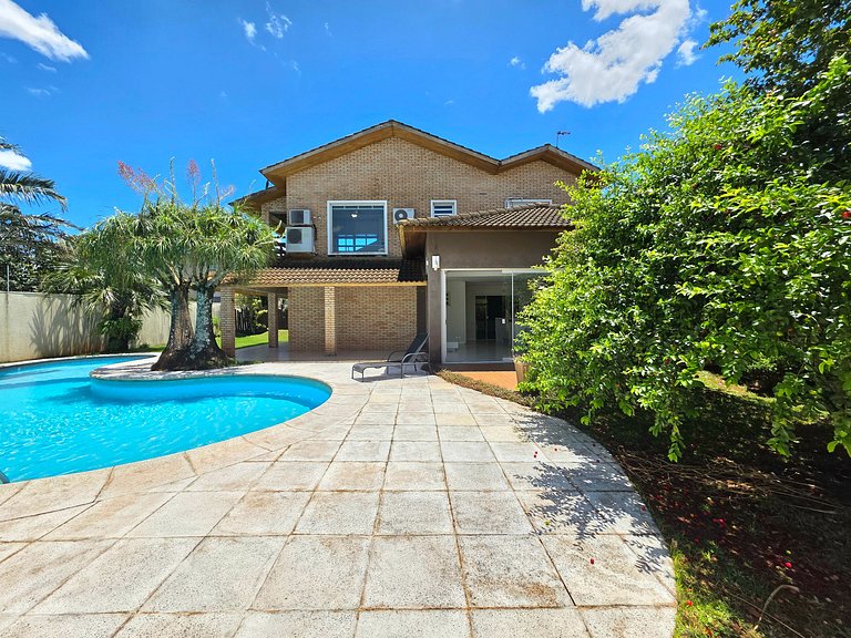 Casa em Área Nobre Piscina com Sauna prox Centro