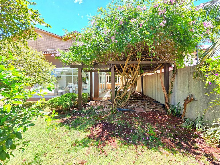 Casa em Área Nobre Piscina com Sauna prox Centro