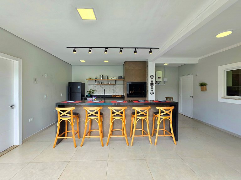 Casa 2 suítes e 2 quartos, piscina 10min centro