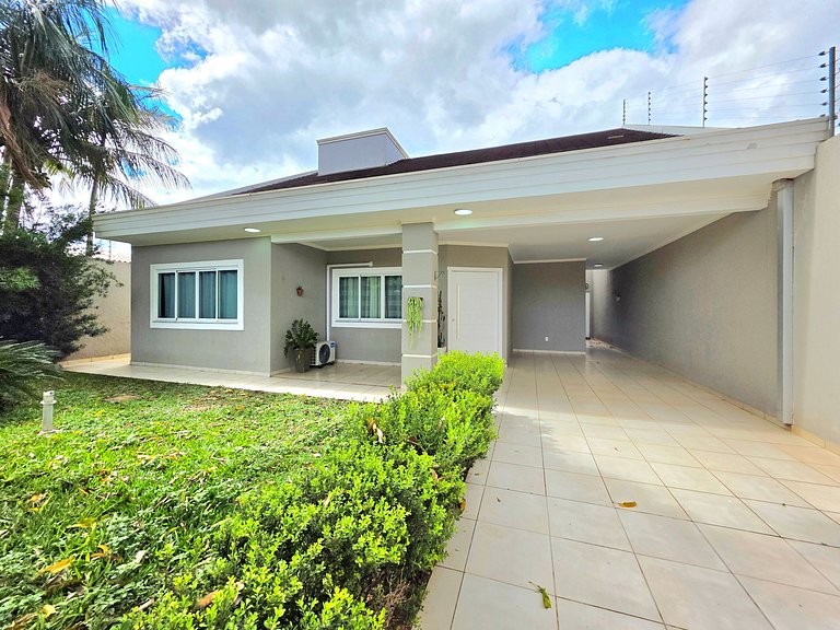 Casa 2 suítes e 2 quartos, piscina 10min centro