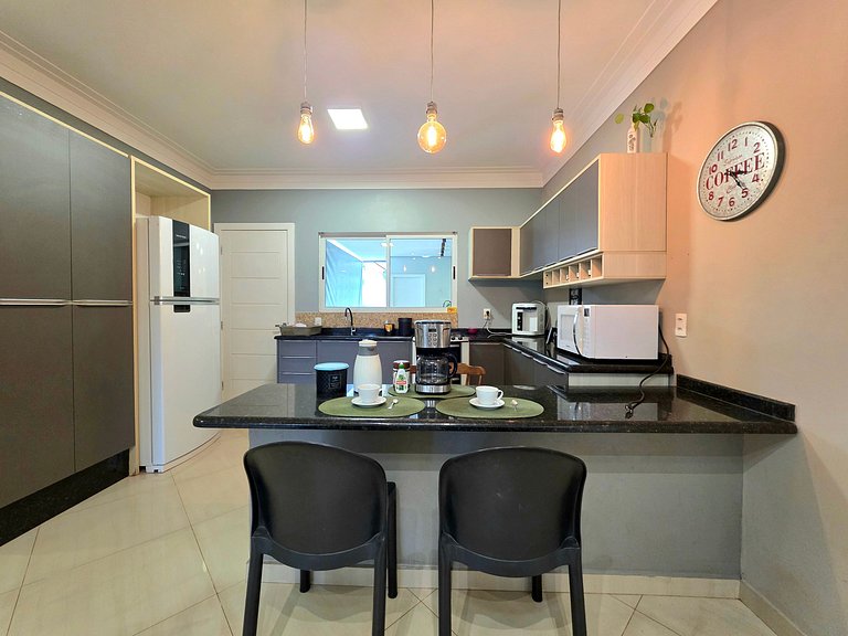 Casa 2 suítes e 2 quartos, piscina 10min centro