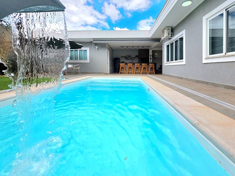 Casa 2 suítes e 2 quartos, piscina 10min centro