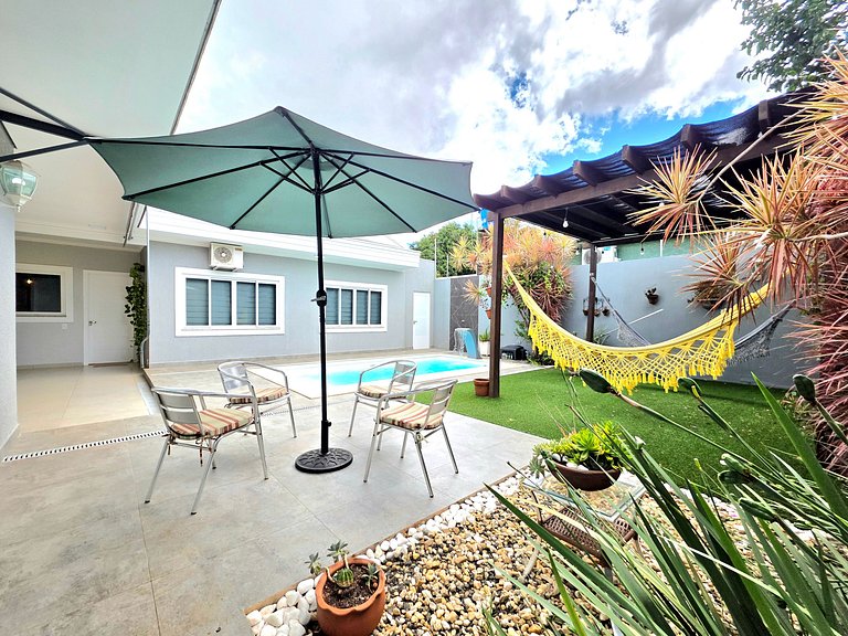 Casa 2 suítes e 2 quartos, piscina 10min centro