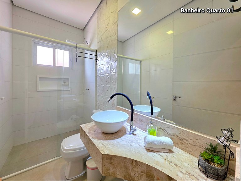 Casa 2 suítes e 2 quartos, piscina 10min centro