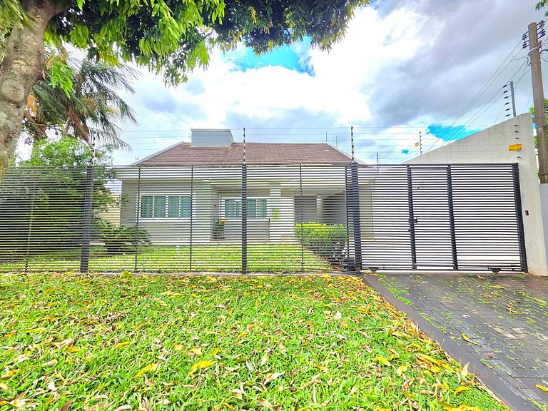 Casa 2 suítes e 2 quartos, piscina 10min centro