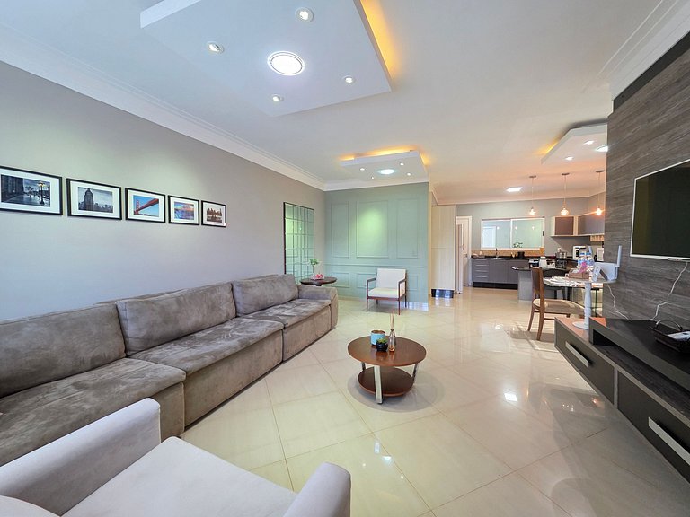 Casa 2 suítes e 2 quartos, piscina 10min centro