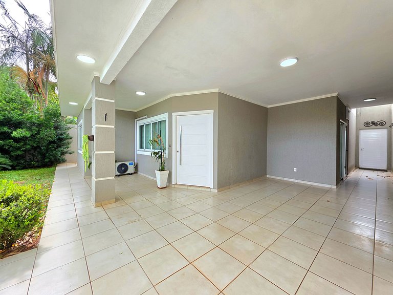 Casa 2 suítes e 2 quartos, piscina 10min centro