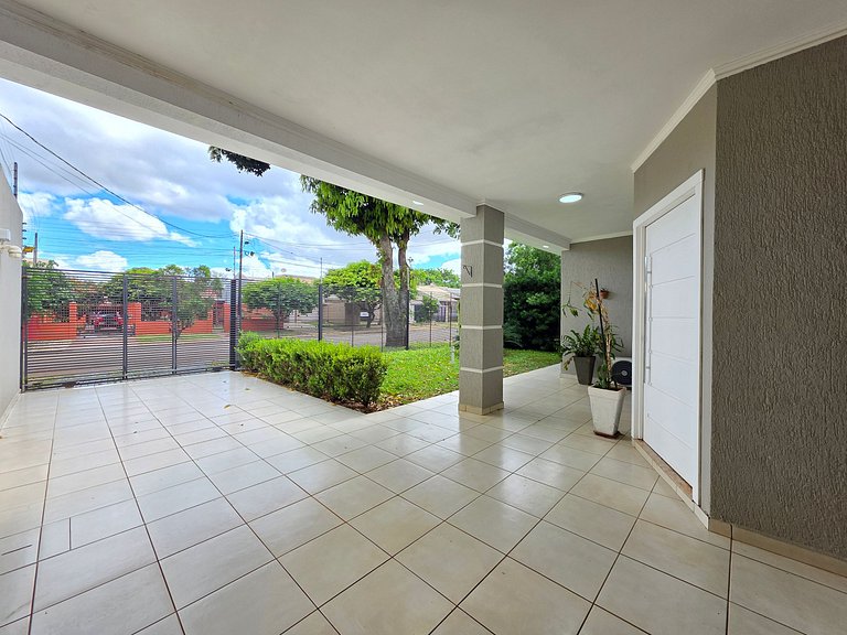 Casa 2 suítes e 2 quartos, piscina 10min centro