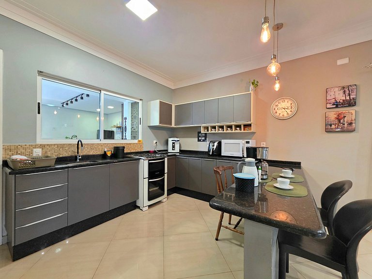 Casa 2 suítes e 2 quartos, piscina 10min centro