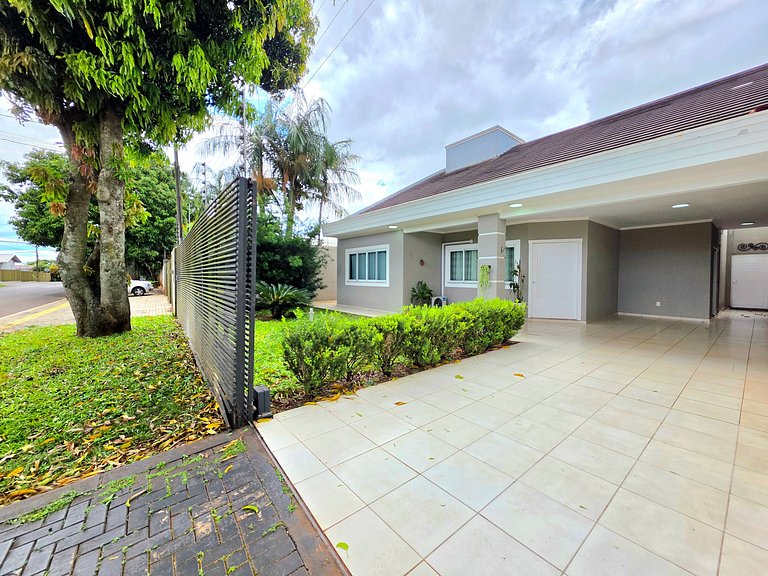 Casa 2 suítes e 2 quartos, piscina 10min centro