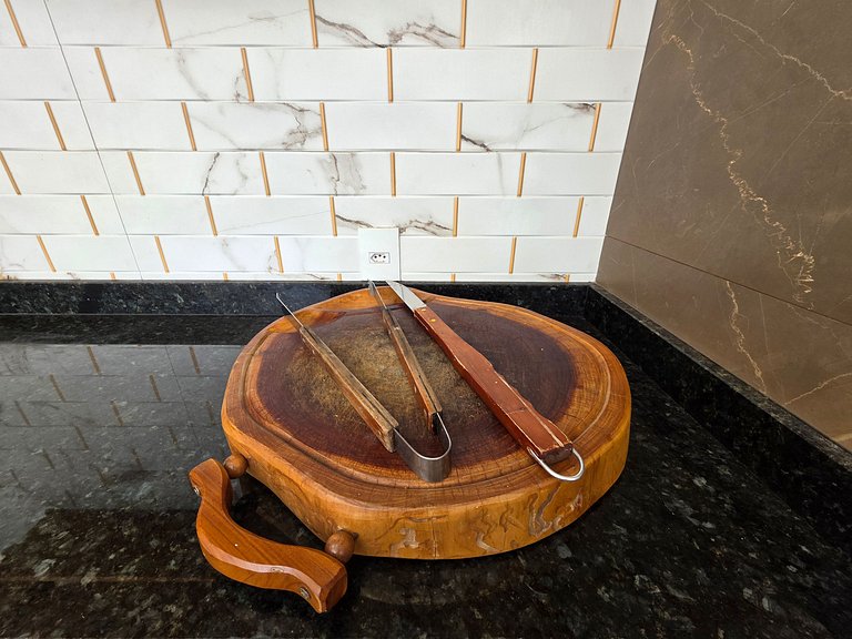 Casa 2 suítes e 2 quartos, piscina 10min centro