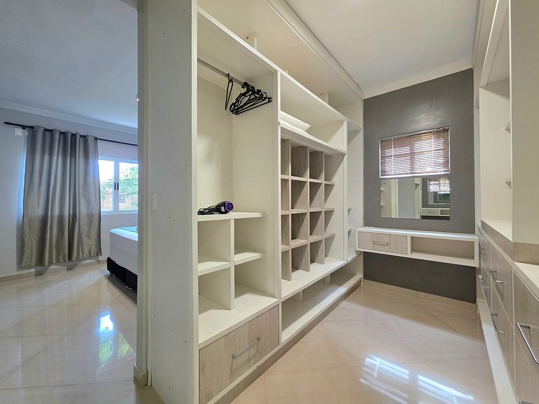 Casa 2 suítes e 2 quartos, piscina 10min centro