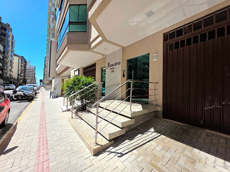 Apt 3 Quartos c/ garagem 150m do mar em Meia Praia