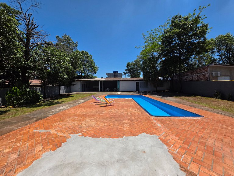 Casa quintal amplo piscina 5 minutos do Paraguai